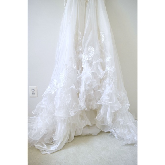 Beautiful Vintage Lace Long-Sleeve Wedding Gown - Picture 4 of 9